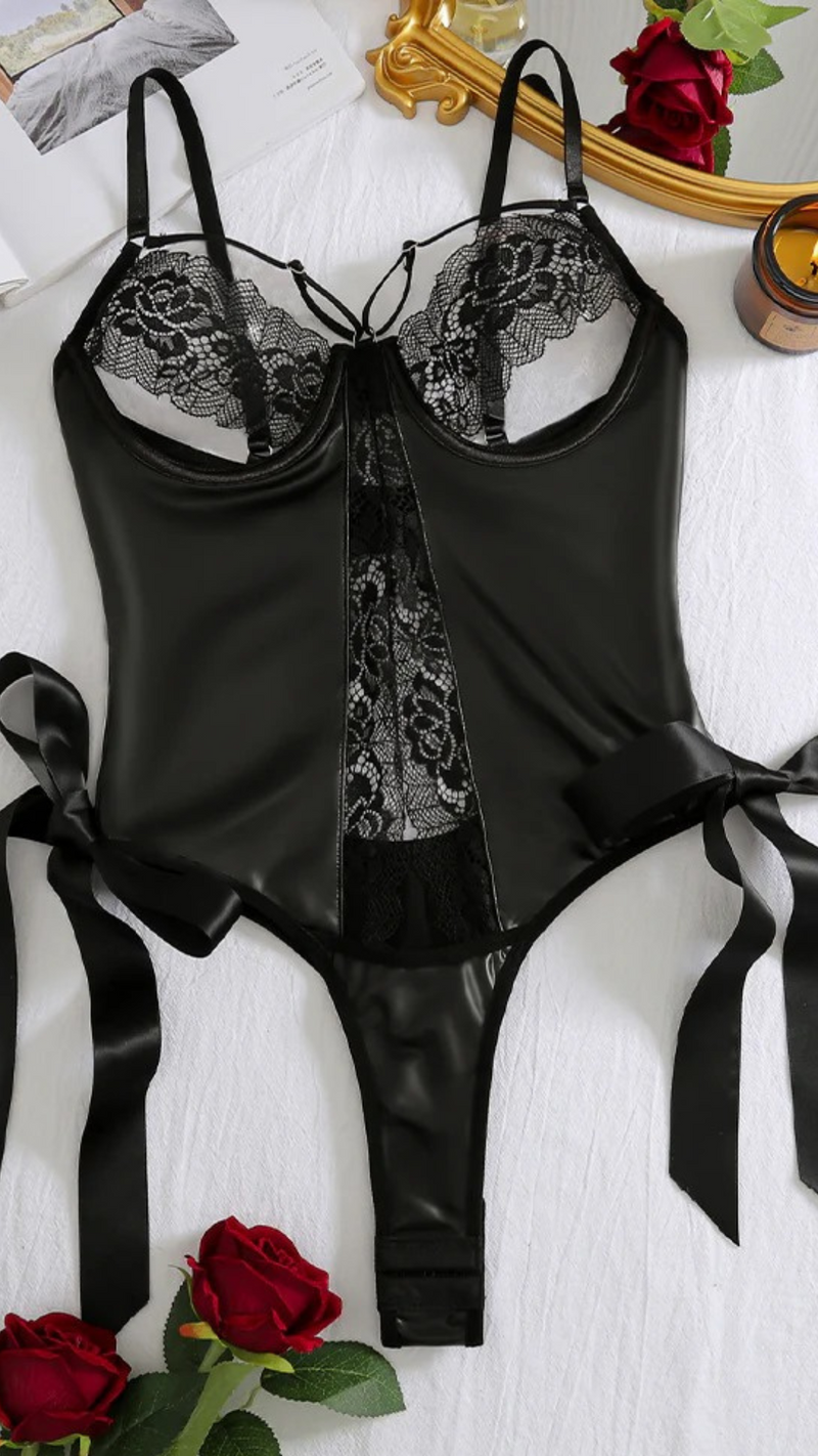 Instinto Noturno – Body Sensual com Renda e Amarração Lateral